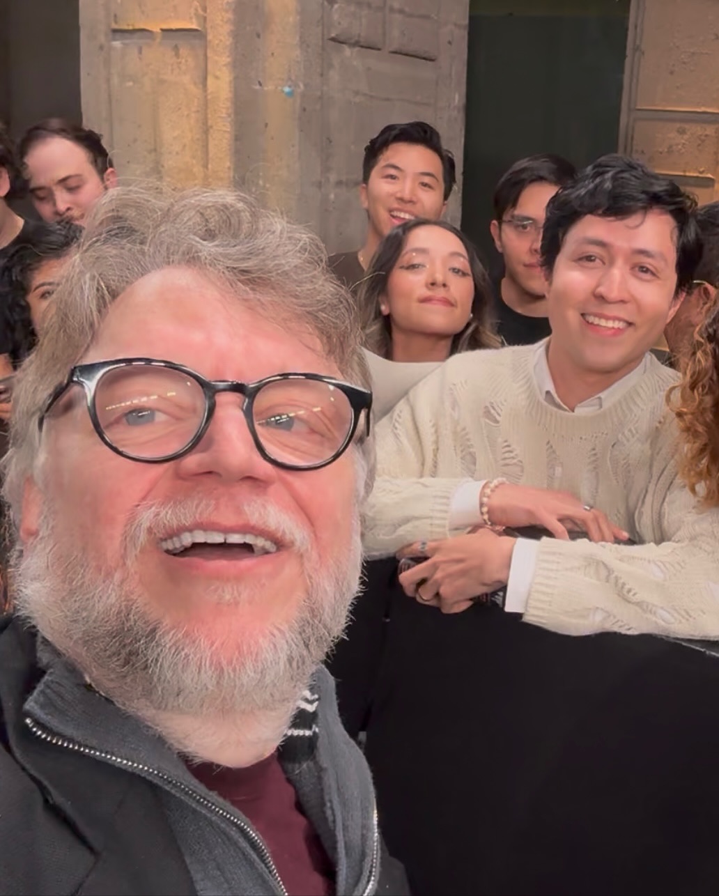 Conocí a Guillermo del Toro y a parte del elenco de Frankenstein 😭📚🎬
Hice reír a Guillermo, Jacob me robó un plumón y Oscar conversó un poco conmigo. Y obvio, los 3 firmaron mi ejemplar de Frankenstein ✨😌
Vean la película y de paso lean el libro. Es maravilloso 👌
Gracias por la invitación @netflixlat 
#libros #books #literatura #librosymaslibros #frankenstein #guillermodeltoro #jacobelordi #oscarisaac