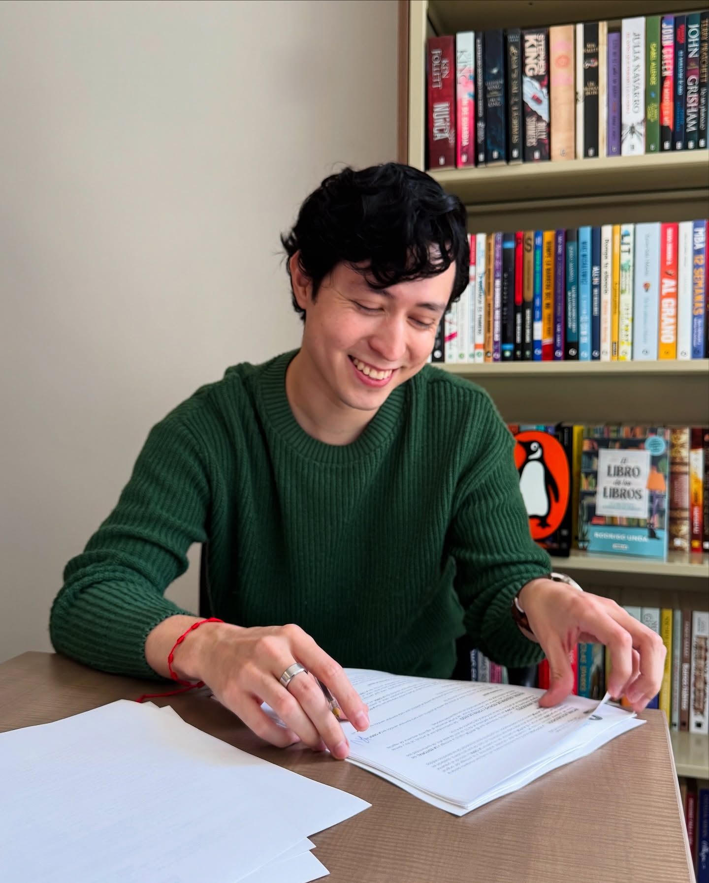Mi novela lista para LATAM 🧡
No podía contener la sonrisa. Ya quería mostrarles estas fotos de cuando firme el contrato para publicar esta nueva novela. Y aprovecho para contarles que también ya está en preventa en @buscalibre_mx ✨📚
Me cuentan si la piden 👀
#libros #cartasdeunlecto #librosymáslibros #literatura