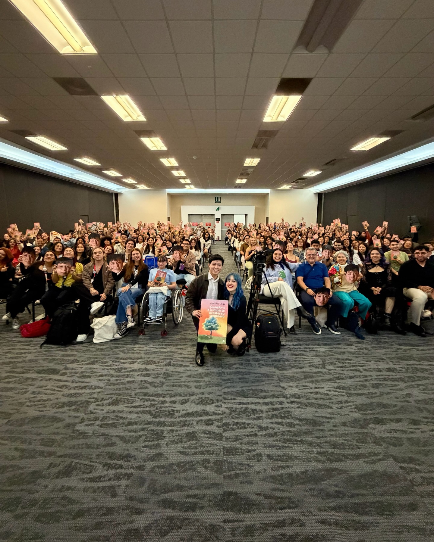 No dejo de pensar en lo bonita que fue la presentación en FIL Guadalajara. Gracias por leer “Cuando vi a la muerte prestar su sombrero”. Gracias por agotarlo. Gracias por abrazarme y contarme lo mucho que significa para ustedes.
Les aprecio infinitamente ❤️📚