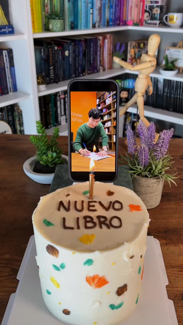 REVELACIÓN DE TÍTULO 📚❤️
Mi próxima novela surge del miedo que me atormentaba cuando era pequeño: Morir.
Y en septiembre, de la mano de Penguin Random House, llegará a sus manos esta historia llena de emociones ✍️
Aún siendo mi segundo libro, esto se mantiene como un nuevo sueño cumplido. Y les agradezco, de todo corazón, el interés que han mostrado en este proyecto ❤️
Este libro no les quitará el miedo a aquellos que le temen a la muerte, pero sí los hará sentirse acompañados.
El siguiente anuncio será la revelación de la portada 👀
¿Me leerán?