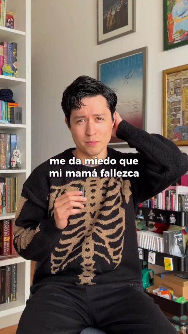 Este libro me está doliendo mucho 😭📚
Ando leyendo “Por favor cuida de mamá” y estoy experimentando muchas emociones. Ahora entiendo a los lectores de mi novela “Cuando vi a la muerte prestar su sombrero”, porque le echo la culpa de mis lágrimas a la autora jajaj 😮‍💨
Ambos libros los encuentran en @buscalibre_mx 
Te animarías a leer este título? 
#cartasdeunlector #libros #literatura #books #librosrecomendados #librosymaslibros