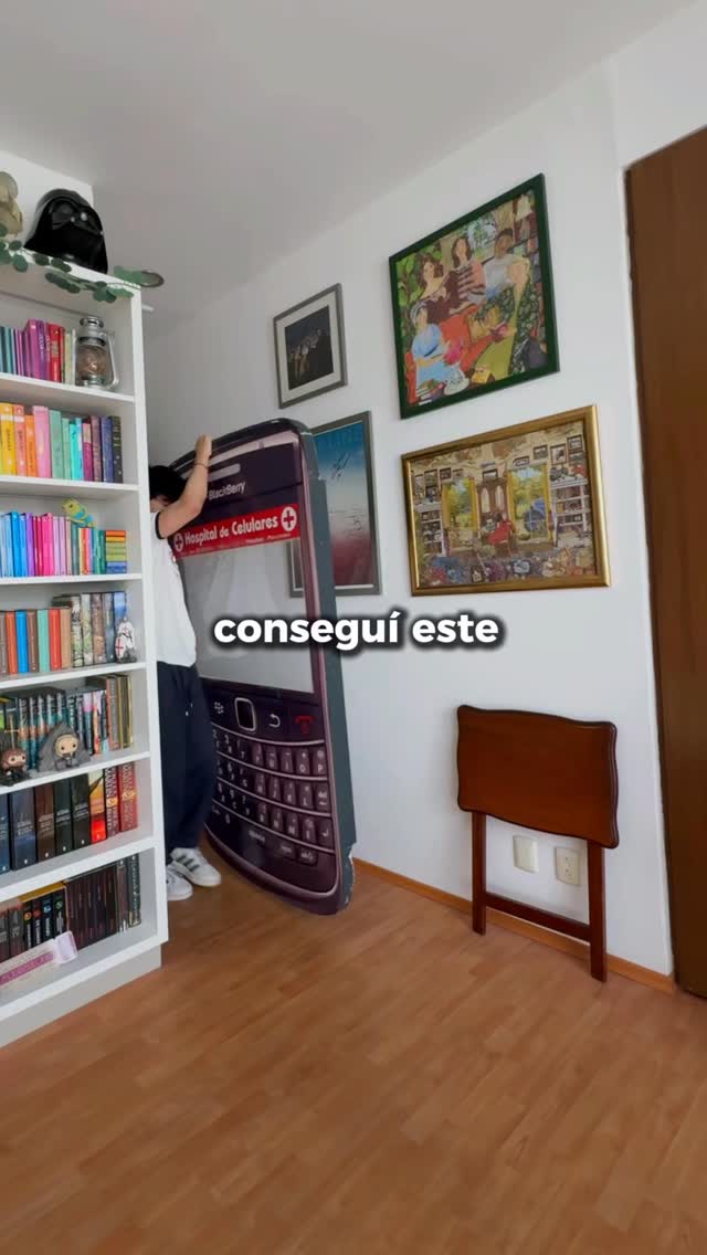 ¿Creen que funcione mi idea? 😭📱
Conseguí un BlackBerry gigante y tengo la intención de convertirlo en un espejo, lo que no pensé es en lo complicado que sería 😮‍💨
#cartasdeunlector #homedecor #libros
