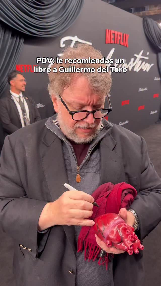 JAJAJ hice reír a Guillermo del Toro 😂📚
Pero es que tenía que recomendarle mi nueva novela, porque conozco lo mucho que le interesa el concepto de la mu3rte.
No olviden que “Cuando vi a la muerte prestar su sombrero” ya está disponible en librerías 🇲🇽📖
#libros #literatura #frankenstein #guillermodeltoro #cartasdeunlector #librosrecomendados